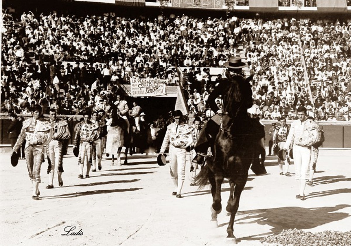 Primer paseíllo en el Coso de los Califas, con El Cordobés, José María Montilla y Zurito