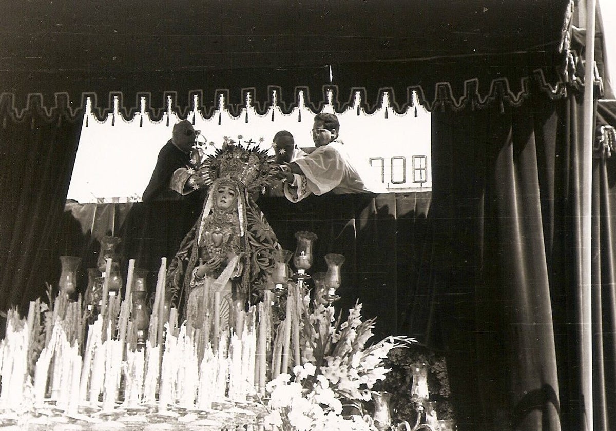 Momento en que José María Bueno Monreal corona a Nuestra Señora de los Dolores