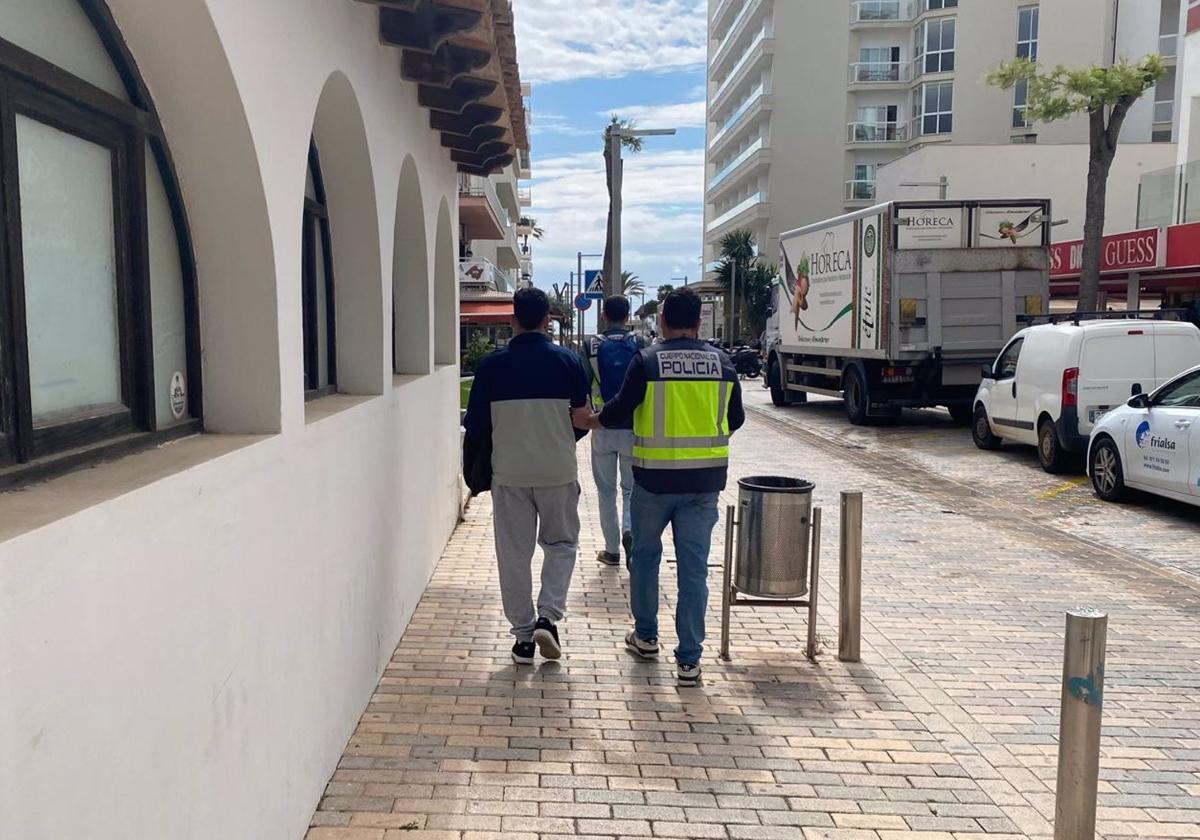 El detenido, de espaldas, junto a un agente de la Policía Nacional.