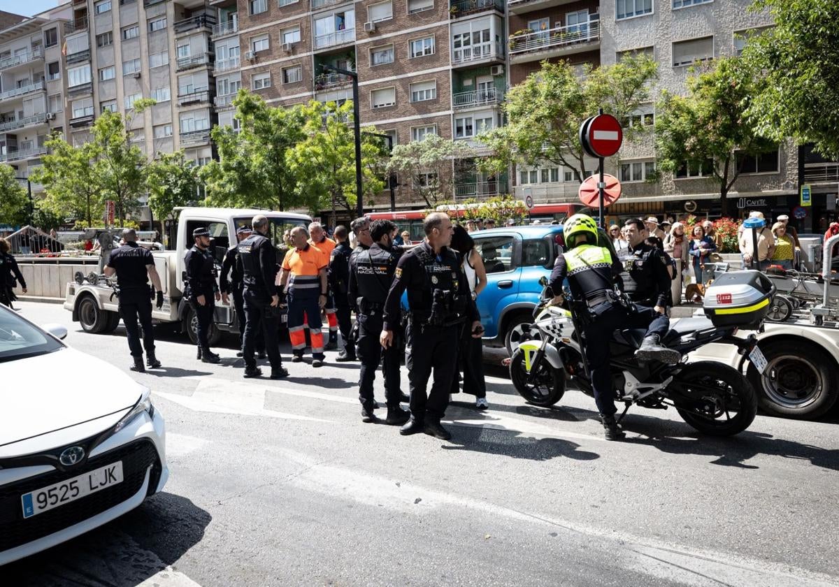 Policías locales y nacionales, en el lugar de los hechos poco después de la agresión