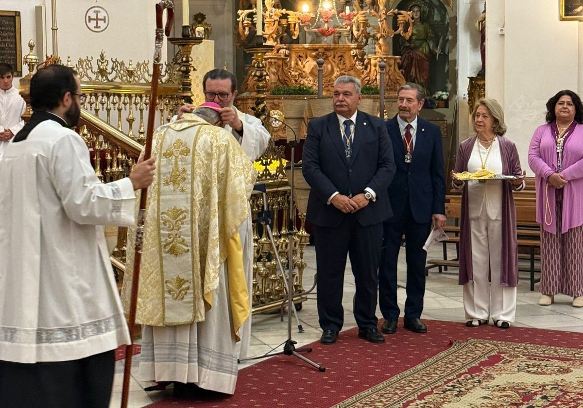 El obispo emérito de Córdoba, Demetrio Fernández, recibe la medalla de hermano de San Rafael, el 7 de mayo