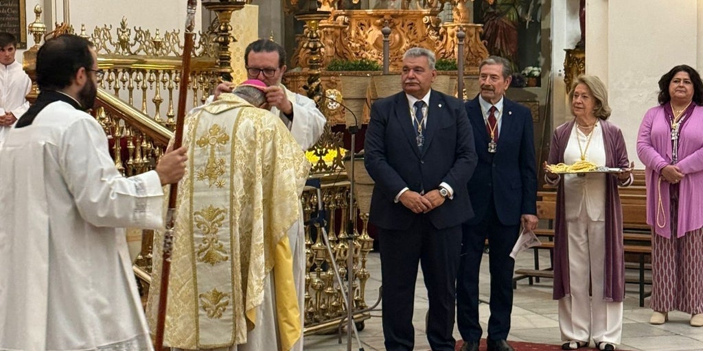 Demetrio Fernández recibe la medalla de la hermandad de San Rafael de Córdoba