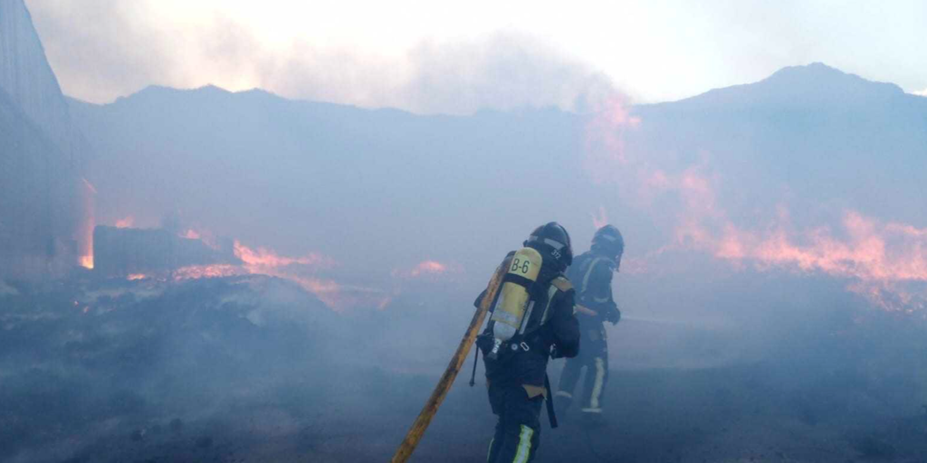 Herido grave un hombre por intoxicación por humo en el incendio de una nave industrial en Tenerife