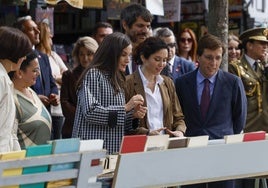 La Reina Letizia, con el libro en el centenario de la Cuesta de Moyano