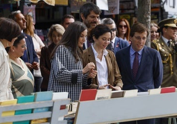La Reina Letizia, con el libro en el centenario de la Cuesta de Moyano