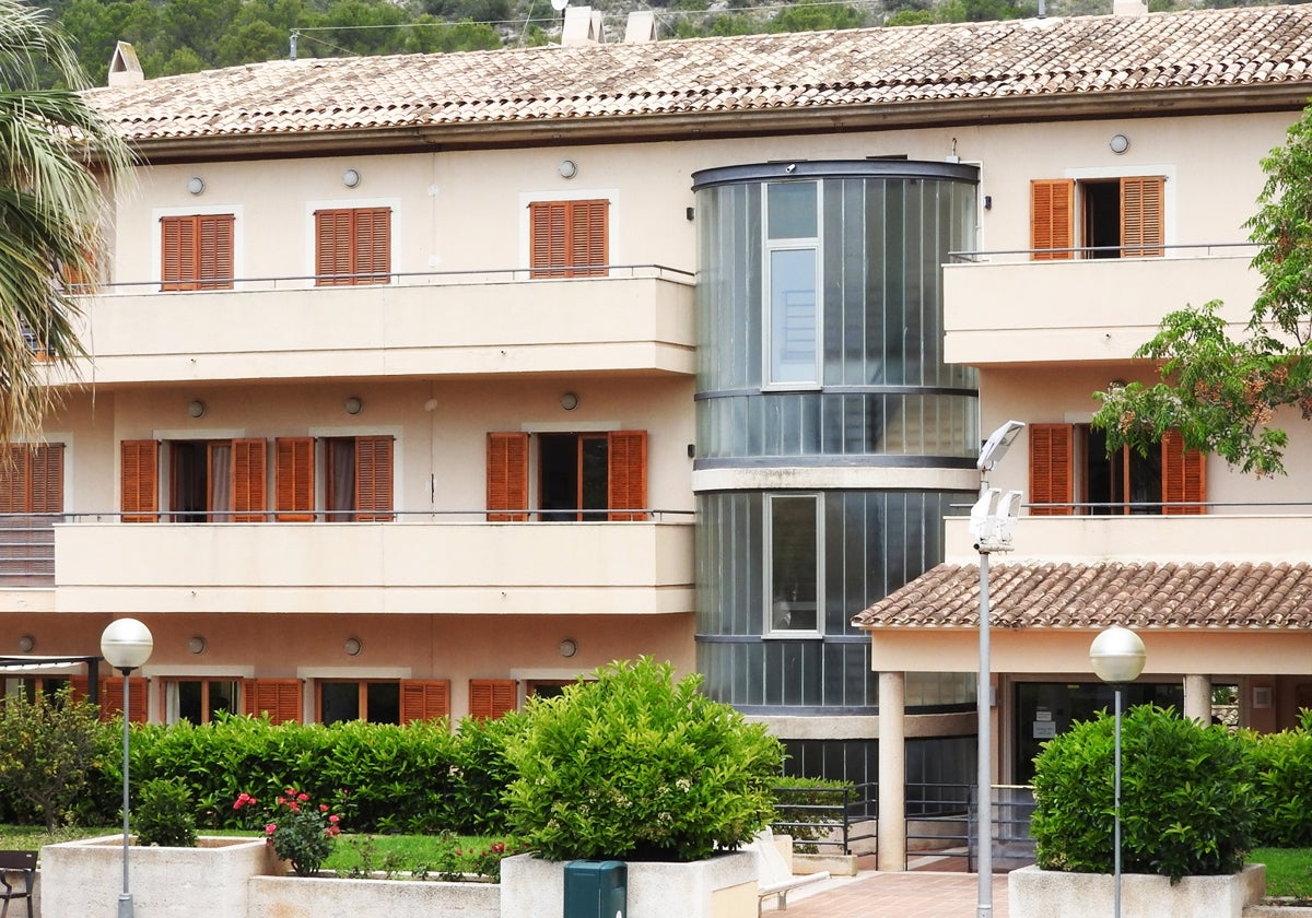 Fachada de la residencia Llar de Calvià en Mallorca.