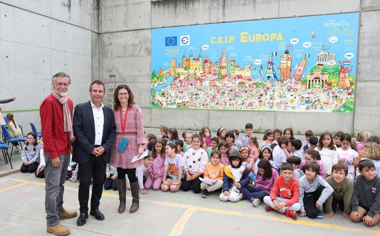 Imagen principal - En las imágenes diferentes momentos con los que se ha celebrado el Día de Europa en el Centro CEIP Europa de Toledo, al que ha acudido el delegado de Educación, José Gutiérrez