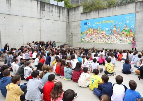 Imagen secundaria 1 - En las imágenes diferentes momentos con los que se ha celebrado el Día de Europa en el Centro CEIP Europa de Toledo, al que ha acudido el delegado de Educación, José Gutiérrez