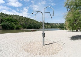 La arena de la playa del Tajo en Toledo, que ya tiene ducha, es granítica