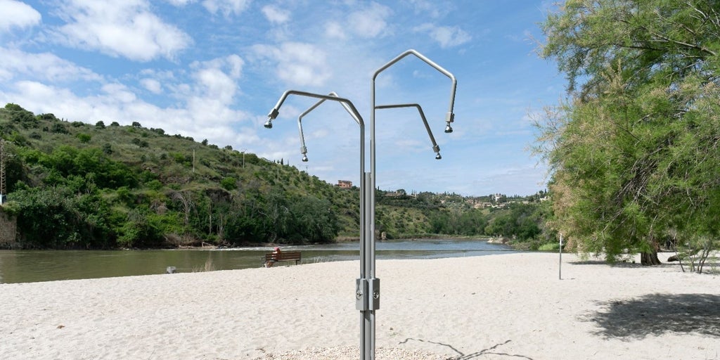 La arena de la playa del Tajo en Toledo, que ya tiene ducha, es granítica