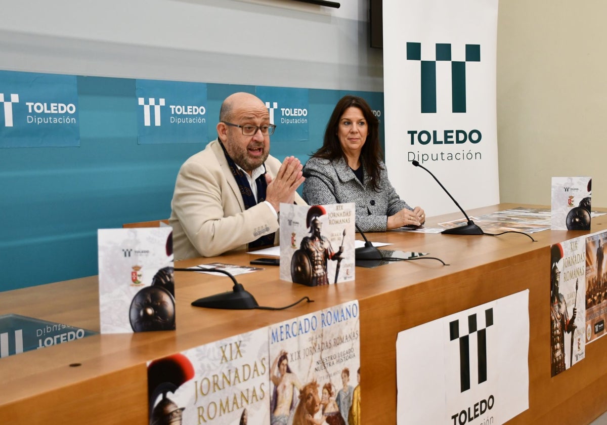 Tomás Arribas y Amelia Guzmán durante la presentación de las XIX Jornadas Romanas