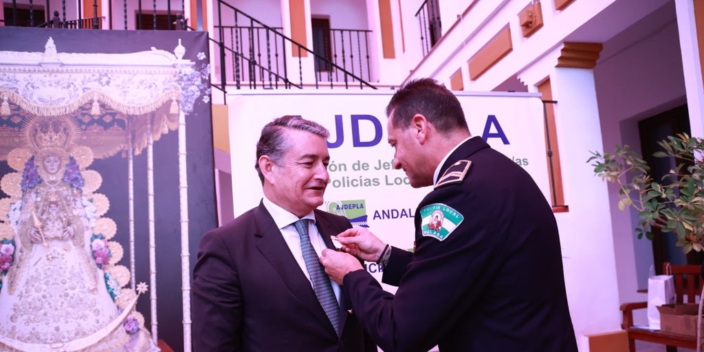 La Policía Local de Andalucía condecora al consejero Antonio Sanz
