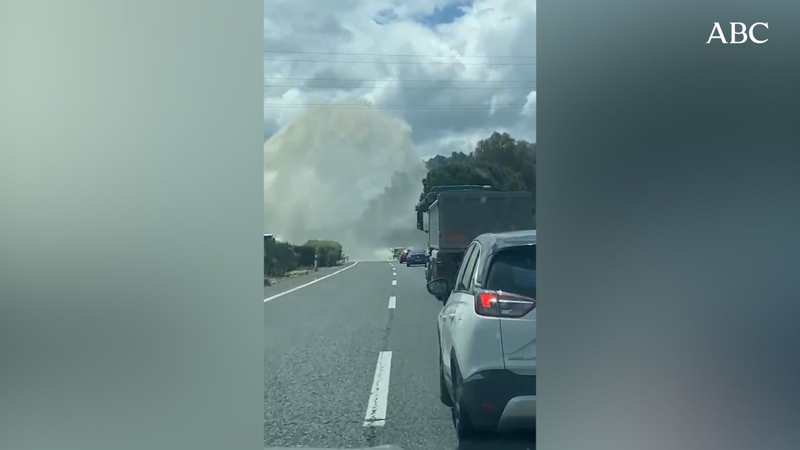 Una tubería rota provoca problemas de tráfico en la AP-4 en sentido Sevilla