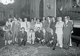 1982. El presidente de la Junta, Gonzalo Payo, y parlamentarios de Castilla-La Mancha, posan con el ministro de de Administración Territorial, Rafael Arias Salgado, tras la aprobación por el Pleno del Senado del Proyecto de Ley Orgánica del Estatuto de Autonomía