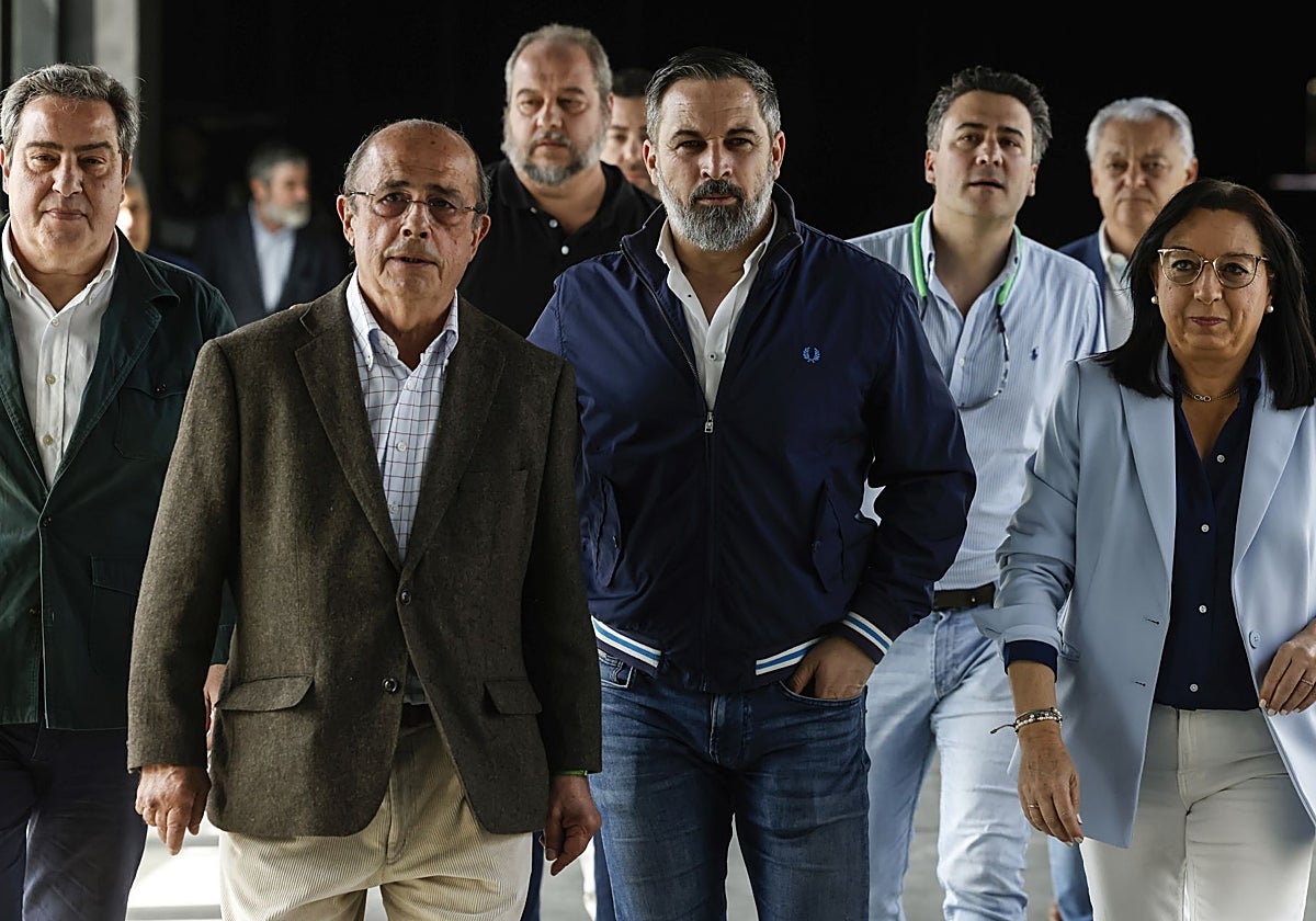 El síndic de Vox en las Cortes Valencianas, Jose María Llanos; el presidente de Vox Valencia, Ignacio Gil Lázaro; el líder nacional de Vox, Santiago Abascal; y la presidenta de Vox Castellón, Llanos Massó, el pasado 6 de abril en un acto del partido en Valencia