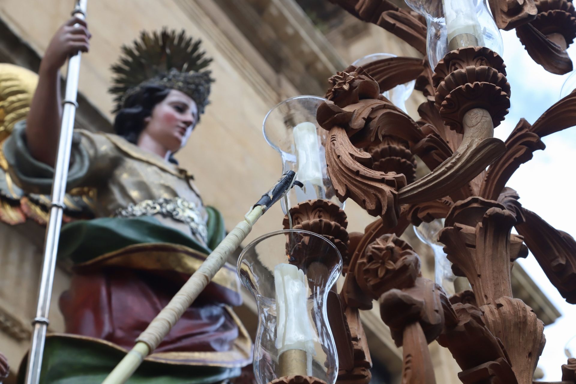 Las mejores imágenes de la sobria y elegante procesión de San Rafael por Córdoba