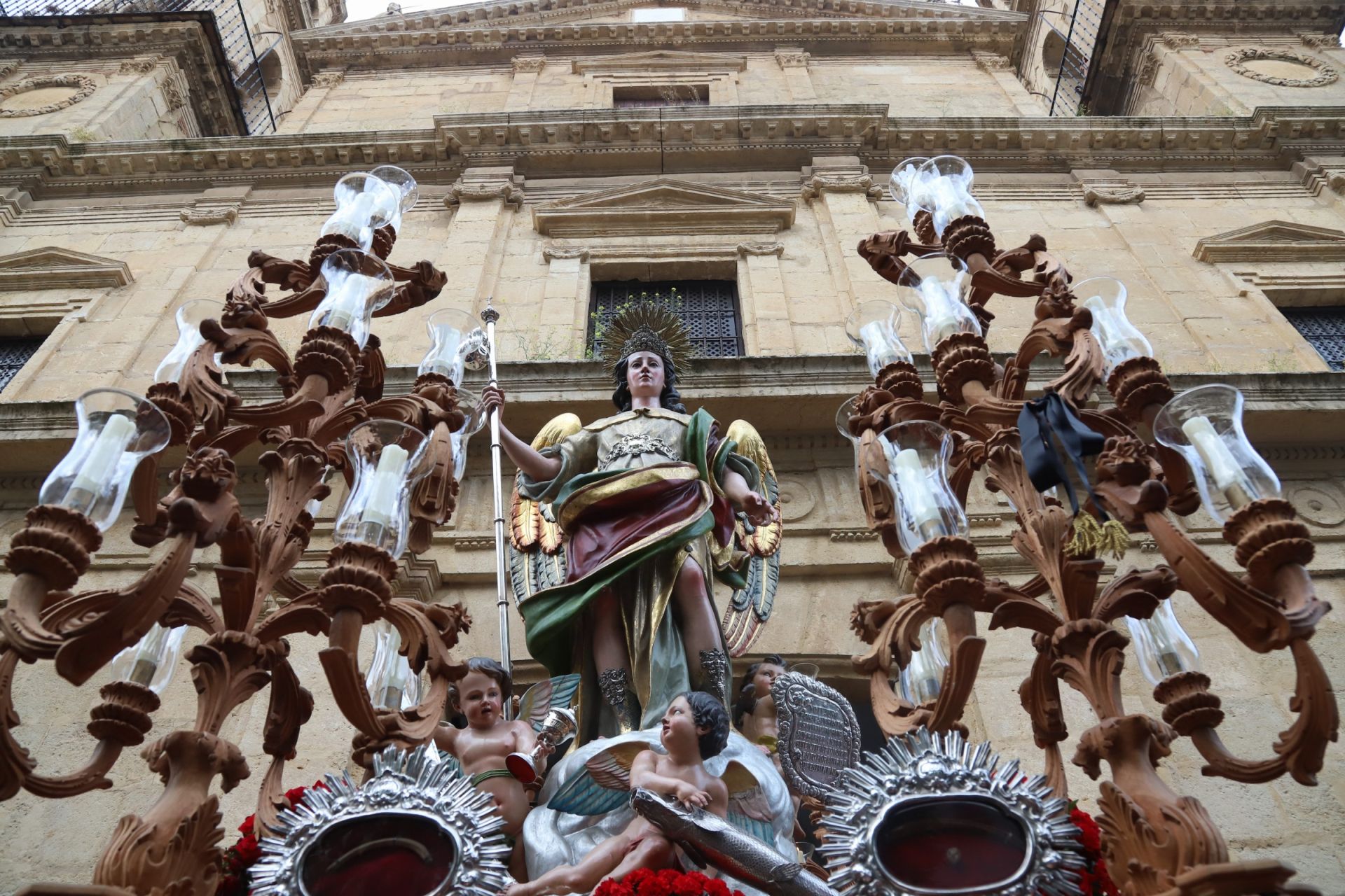 Las mejores imágenes de la sobria y elegante procesión de San Rafael por Córdoba