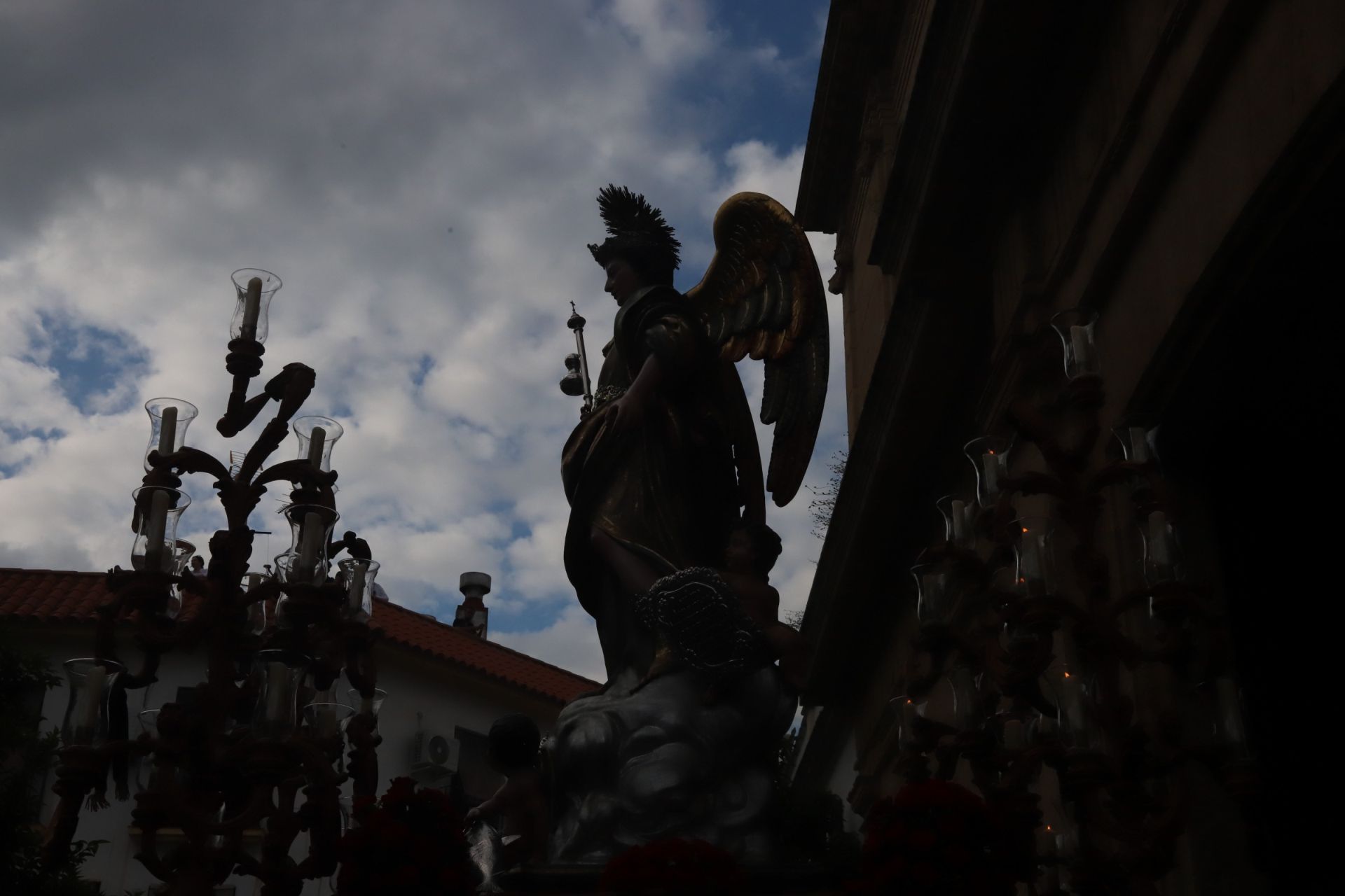 Las mejores imágenes de la sobria y elegante procesión de San Rafael por Córdoba