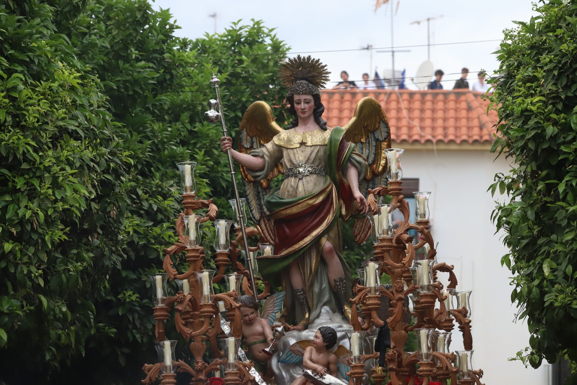 Las mejores imágenes de la sobria y elegante procesión de San Rafael por Córdoba