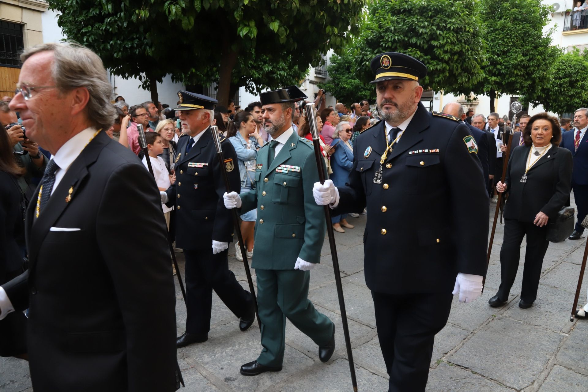 Las mejores imágenes de la sobria y elegante procesión de San Rafael por Córdoba