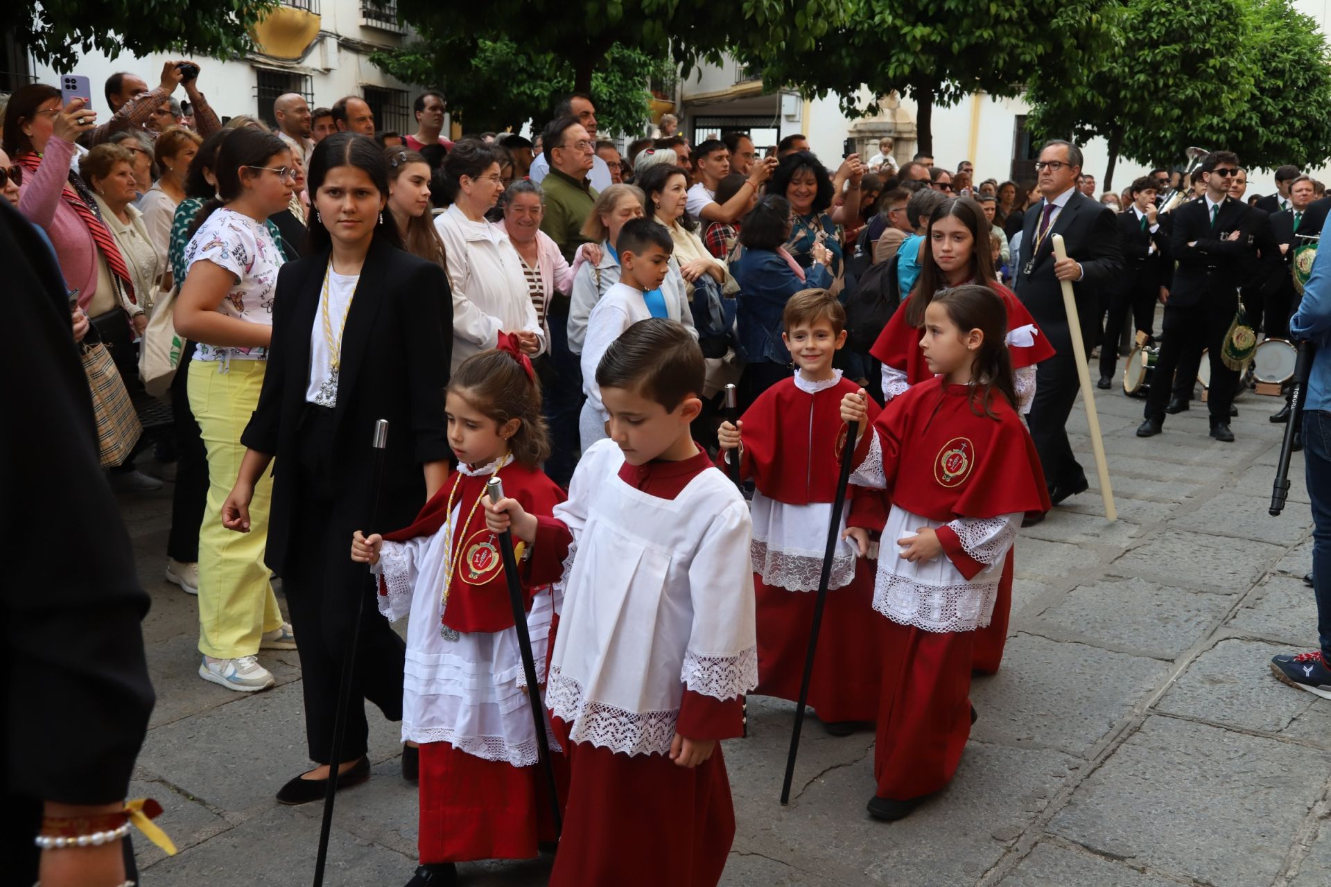 Las mejores imágenes de la sobria y elegante procesión de San Rafael por Córdoba