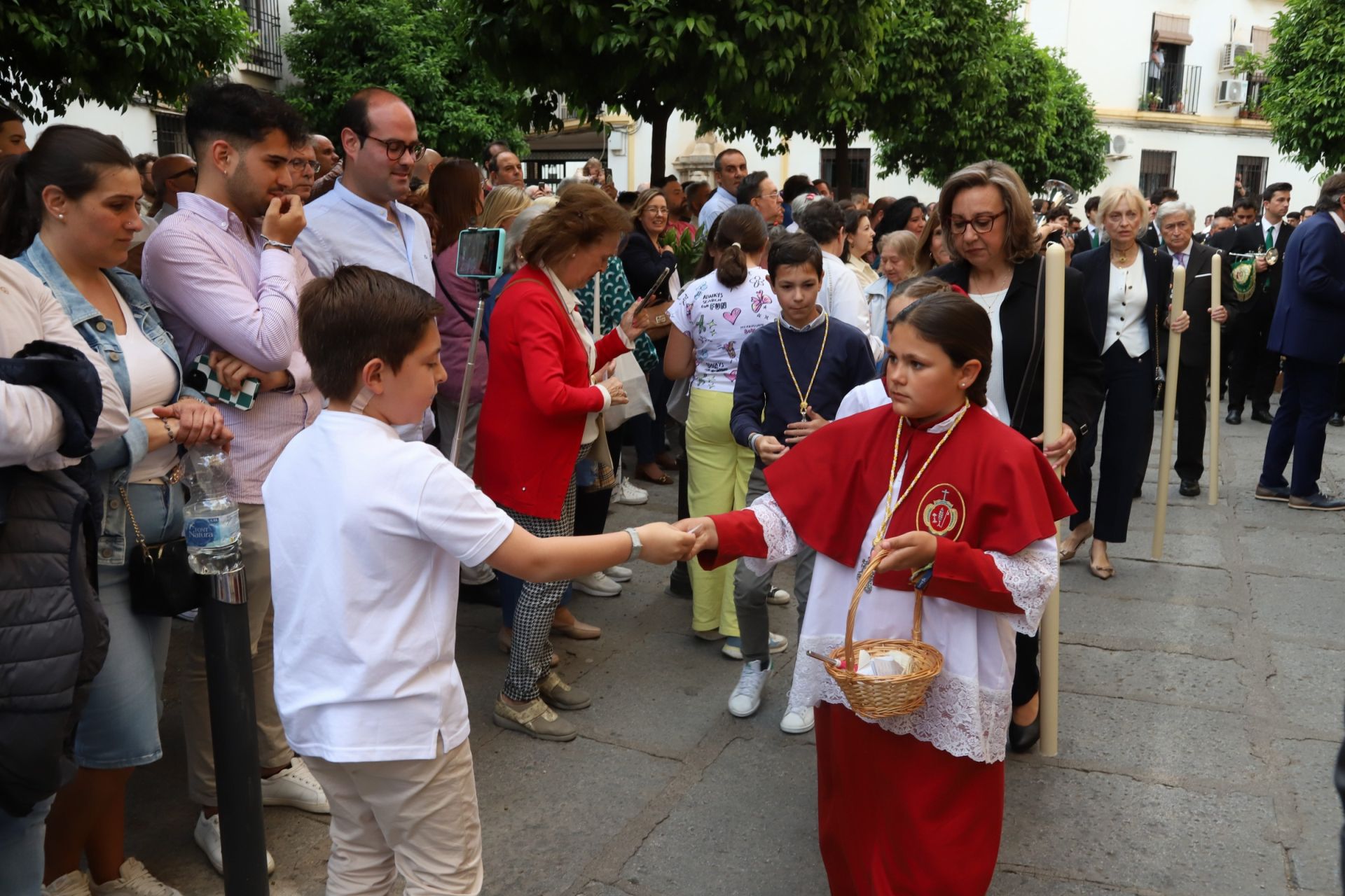 Las mejores imágenes de la sobria y elegante procesión de San Rafael por Córdoba