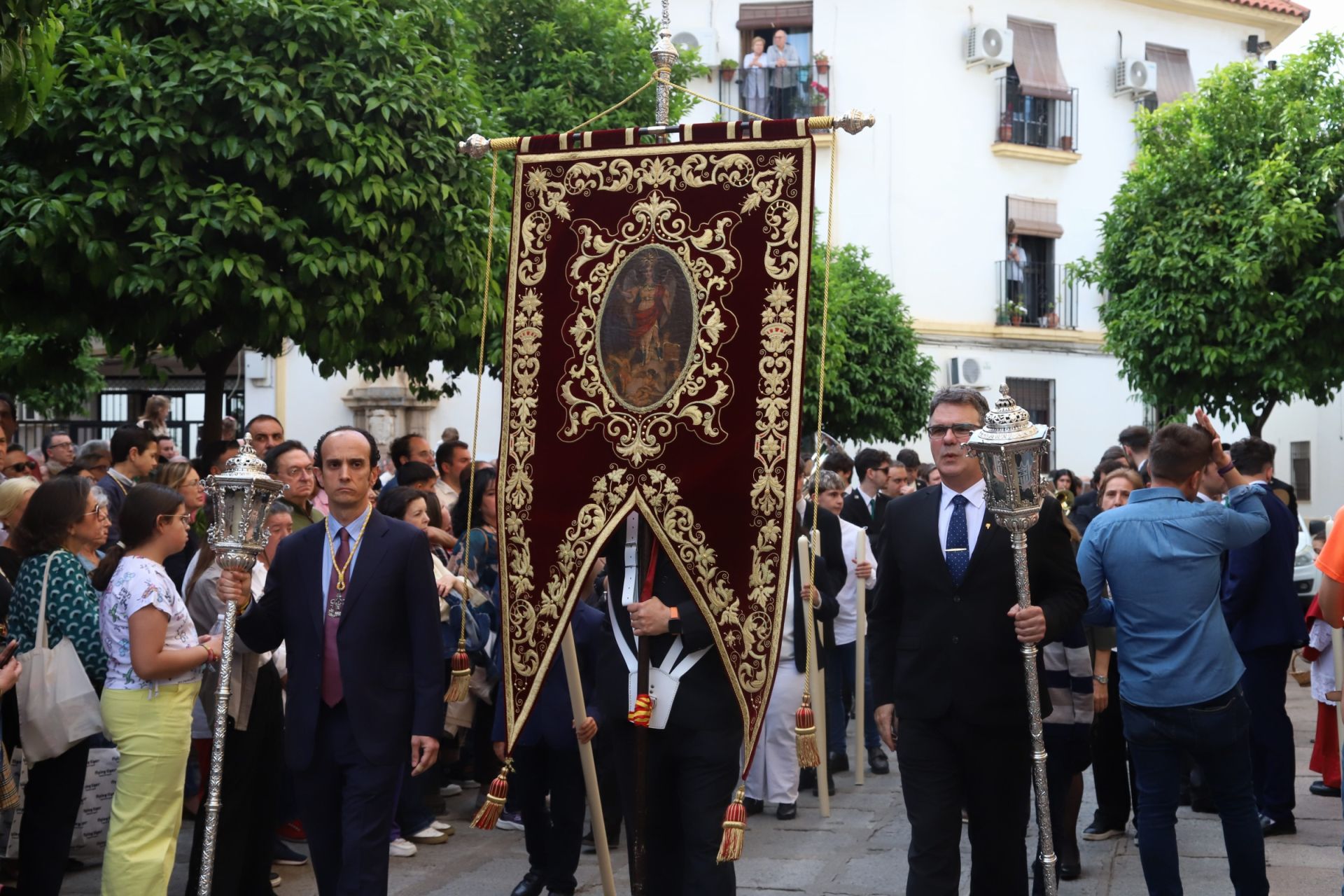 Las mejores imágenes de la sobria y elegante procesión de San Rafael por Córdoba