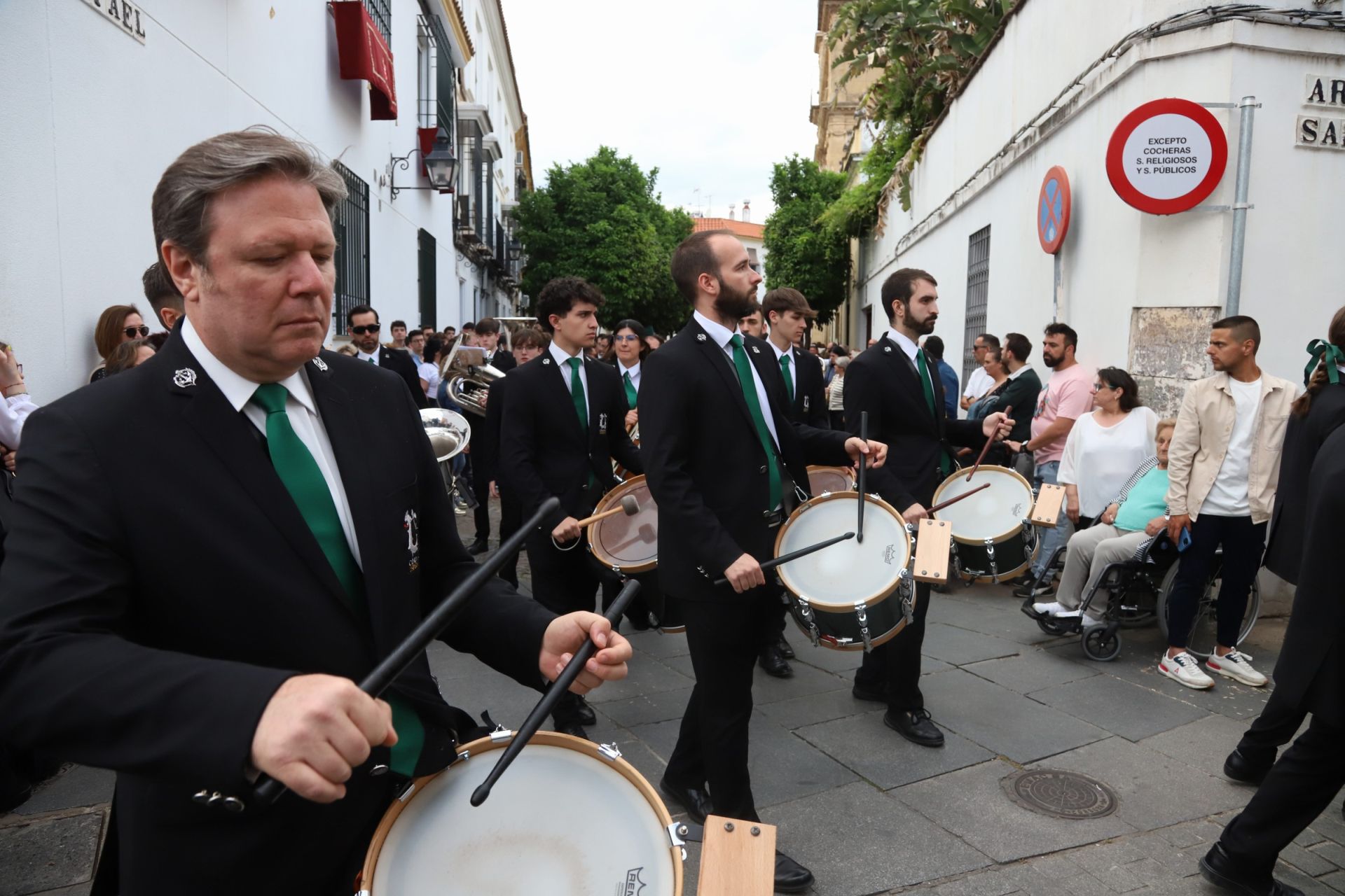 Las mejores imágenes de la sobria y elegante procesión de San Rafael por Córdoba