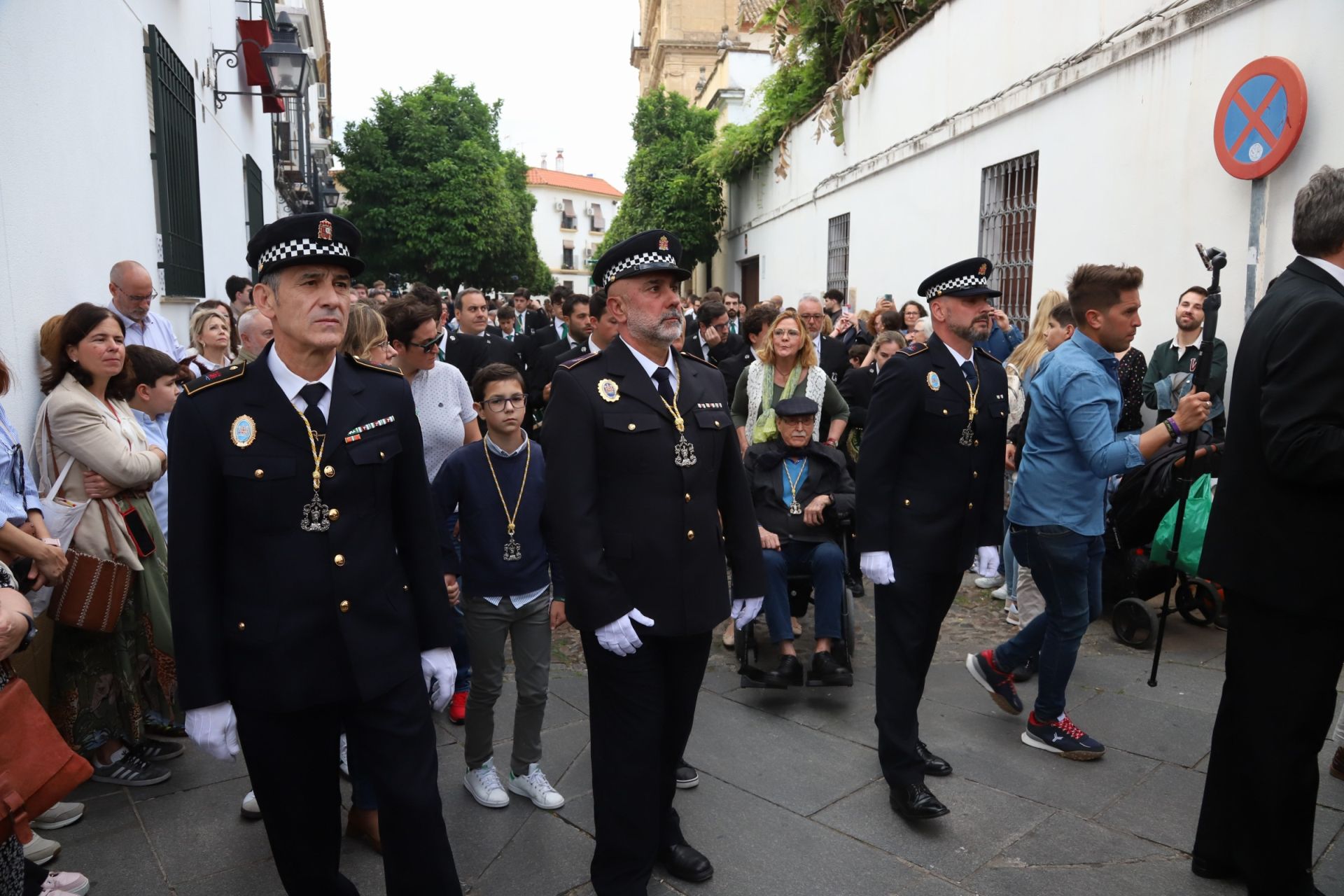 Las mejores imágenes de la sobria y elegante procesión de San Rafael por Córdoba