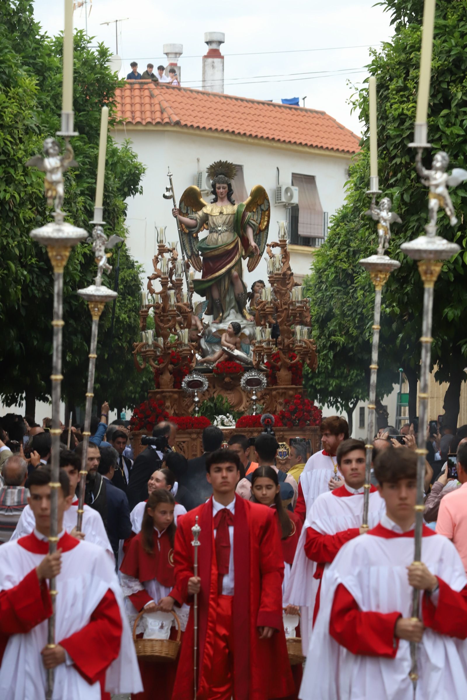 Las mejores imágenes de la sobria y elegante procesión de San Rafael por Córdoba