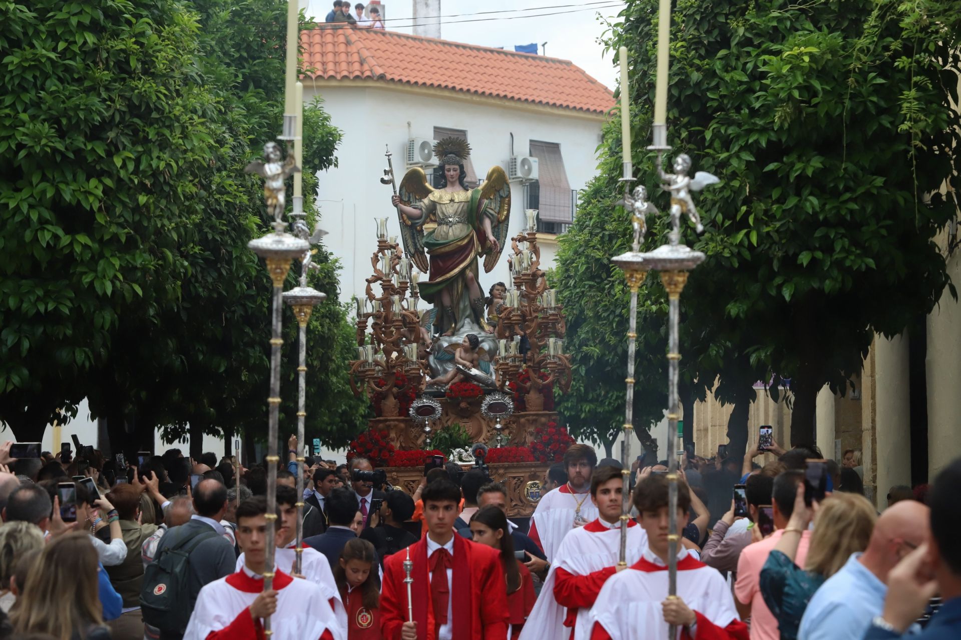 Las mejores imágenes de la sobria y elegante procesión de San Rafael por Córdoba