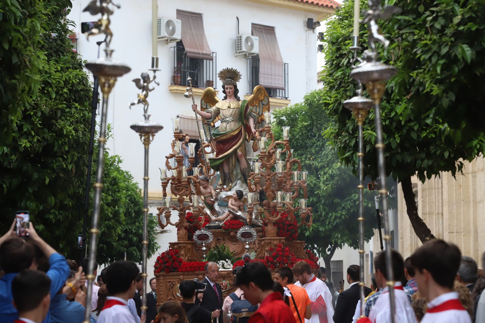 Las mejores imágenes de la sobria y elegante procesión de San Rafael por Córdoba