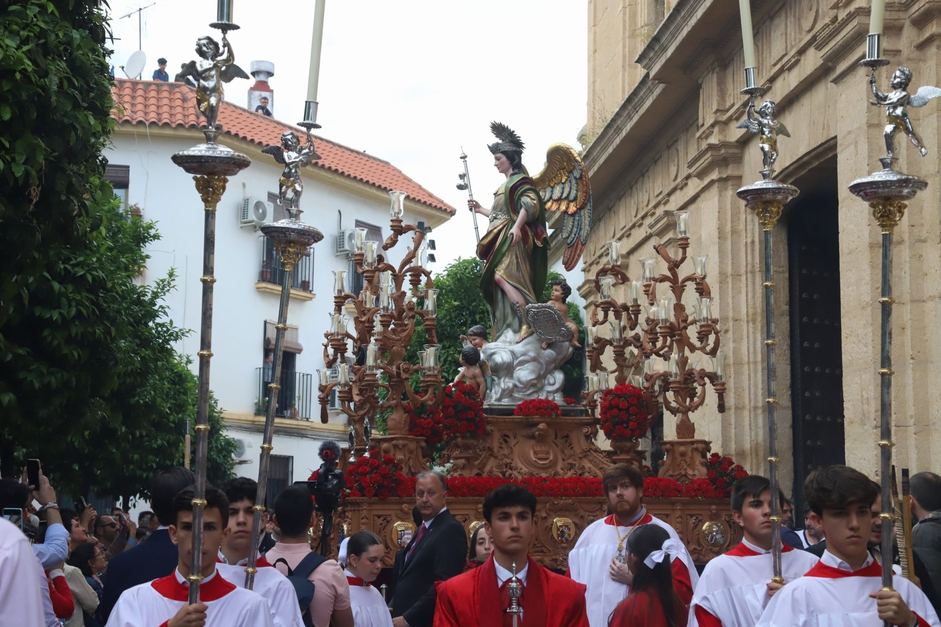 Las mejores imágenes de la sobria y elegante procesión de San Rafael por Córdoba