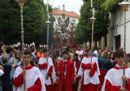 Las mejores imágenes de la sobria y elegante procesión de San Rafael por Córdoba