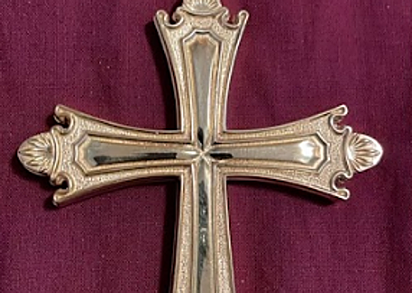 Imagen secundaria 1 - Detalles de la cruz pectoral de León XIV y el Papa (entonces cardenal) el día que Curia General le obsequia con el reliquiario, el 30 de septiembre de 2023