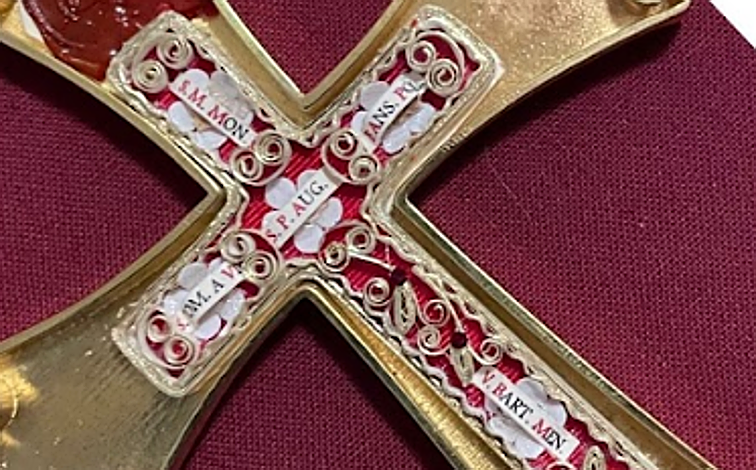 Imagen principal - Detalles de la cruz pectoral de León XIV y el Papa (entonces cardenal) el día que Curia General le obsequia con el reliquiario, el 30 de septiembre de 2023