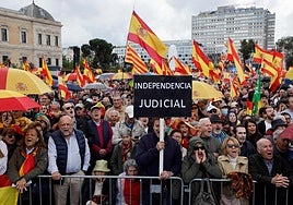 Una multitud abanderada por Esperanza Aguirre, Vox y exdirigentes de Ciudadanos pide en Colón la dimisión de Sánchez