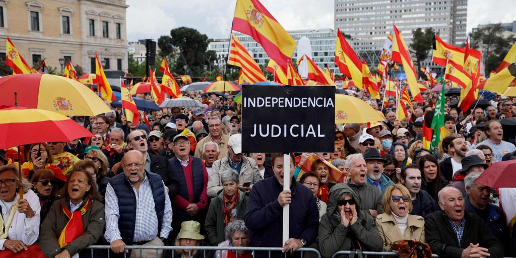 Una multitud abanderada por Esperanza Aguirre, Vox y exdirigentes de Ciudadanos pide en Colón la dimisión de Sánchez