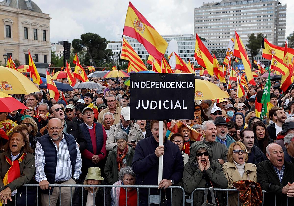 Manifestantes contra el Gobierno de Pedro Sánchez en la plaza de Colón