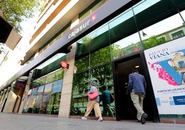 La fusión de Cajasur en Kutxabank limita traslados y sube el salario