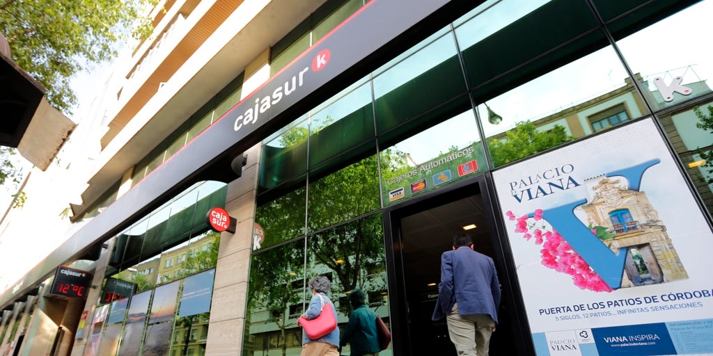 La fusión de Cajasur en Kutxabank limita traslados y sube el salario