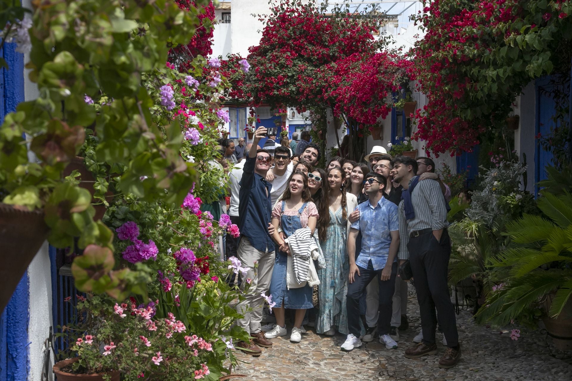 En imágenes, los abarrotados Patios de Córdoba el primer sábado del festival