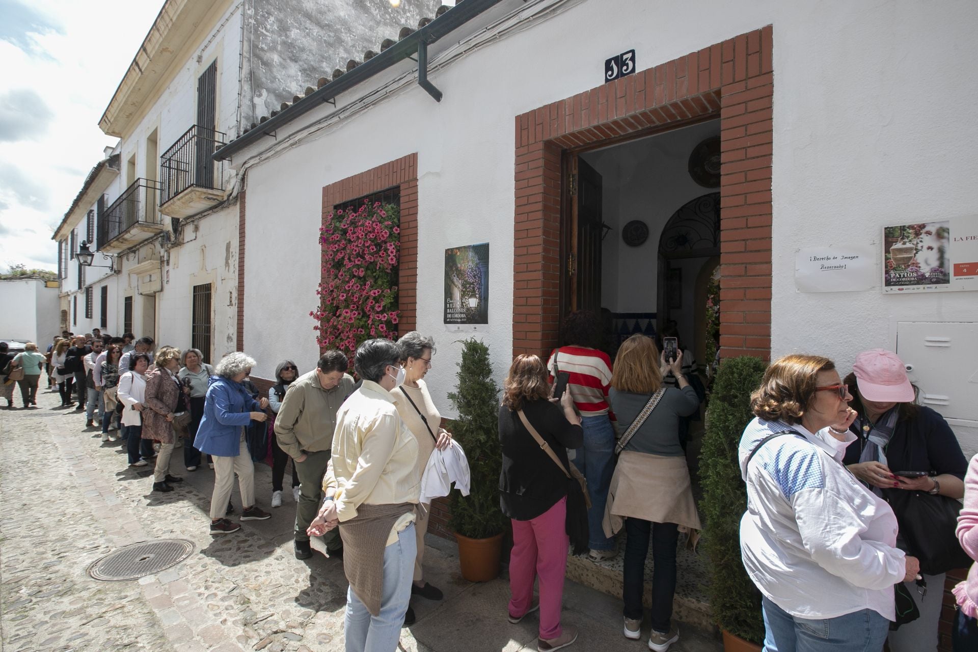 En imágenes, los abarrotados Patios de Córdoba el primer sábado del festival