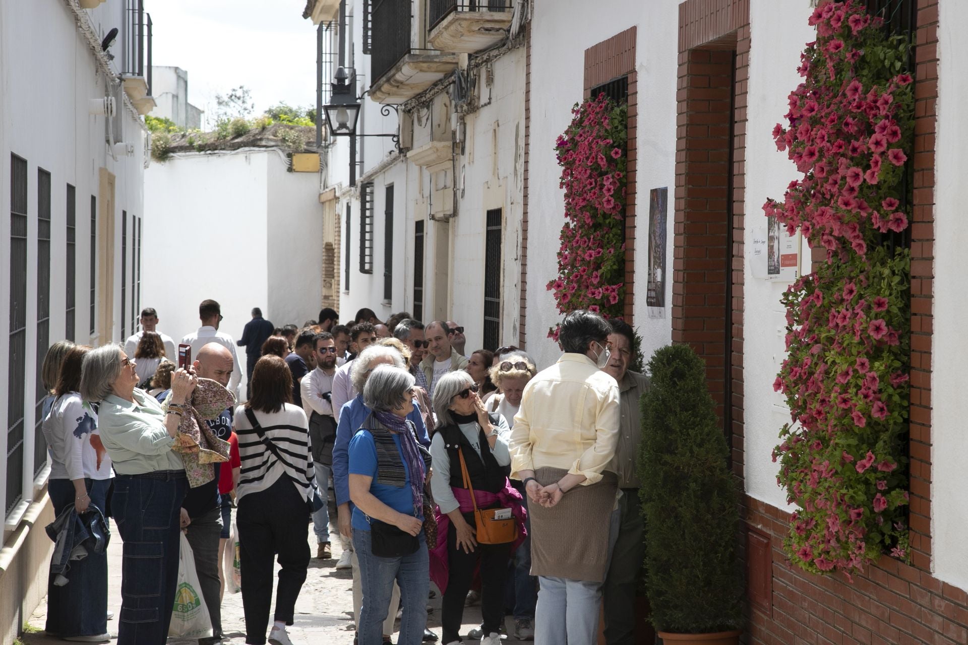 En imágenes, los abarrotados Patios de Córdoba el primer sábado del festival