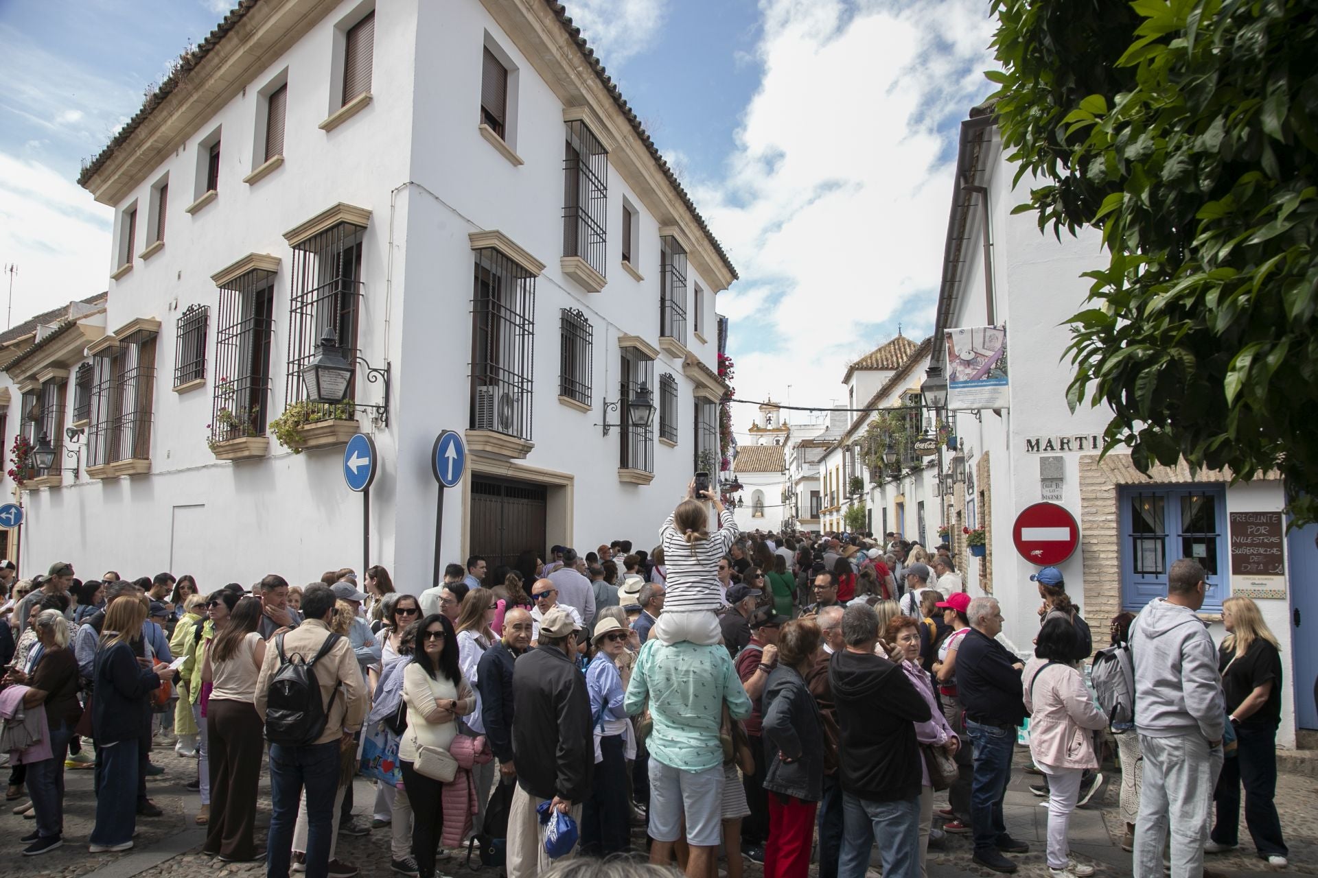 En imágenes, los abarrotados Patios de Córdoba el primer sábado del festival