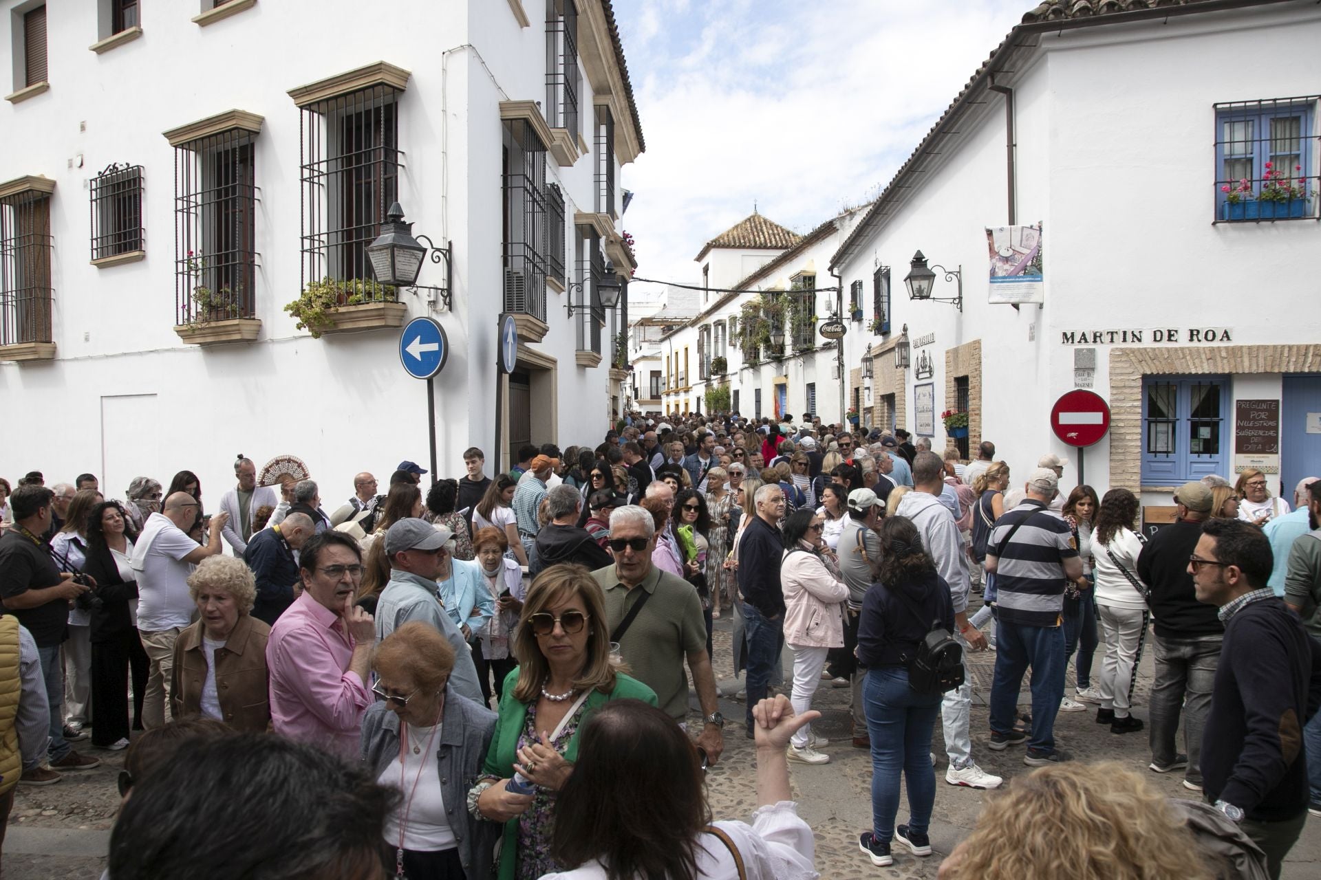 En imágenes, los abarrotados Patios de Córdoba el primer sábado del festival
