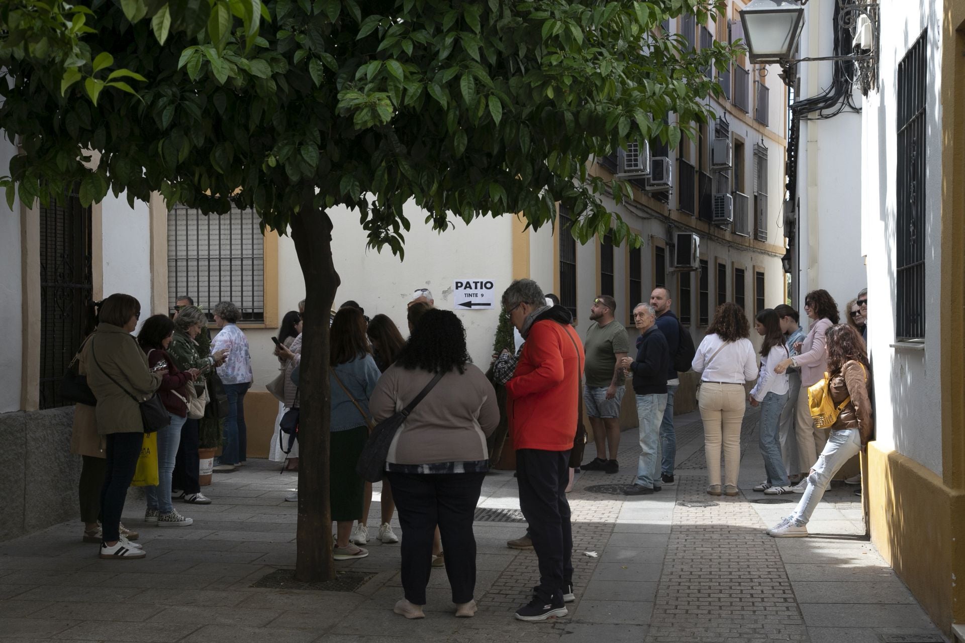 En imágenes, los abarrotados Patios de Córdoba el primer sábado del festival