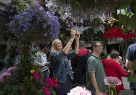 En imágenes, los abarrotados Patios de Córdoba el primer sábado del festival