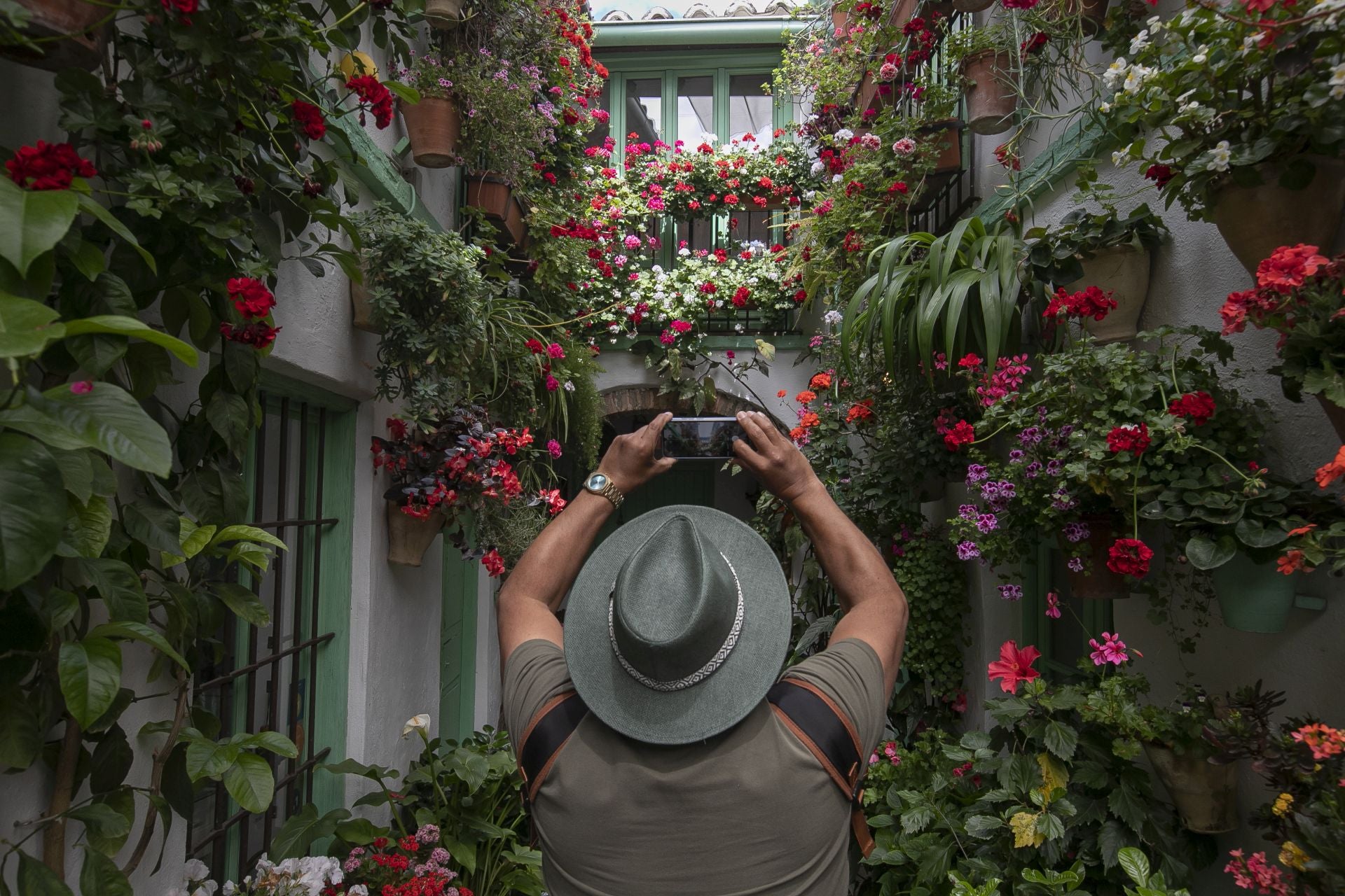 En imágenes, los abarrotados Patios de Córdoba el primer sábado del festival