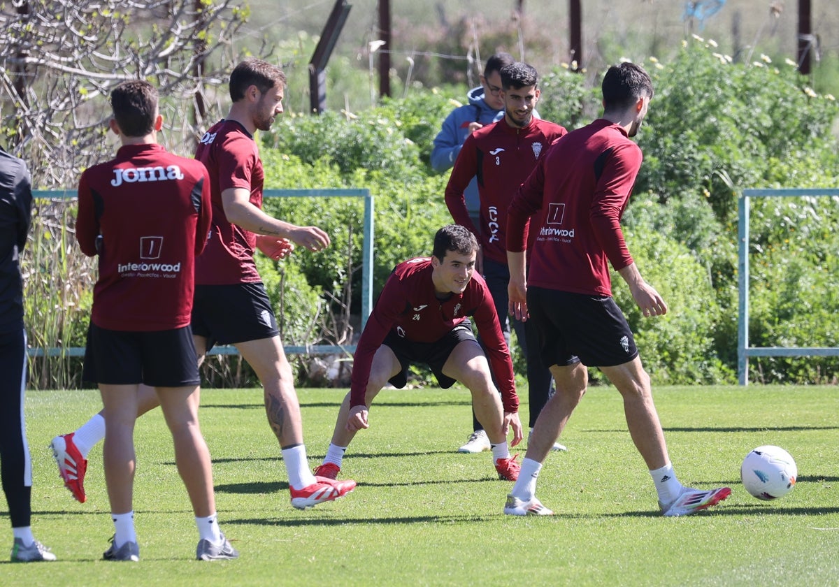 Los jugadores blanquiverdes se ejercitan en la Ciudad Deportiva del club